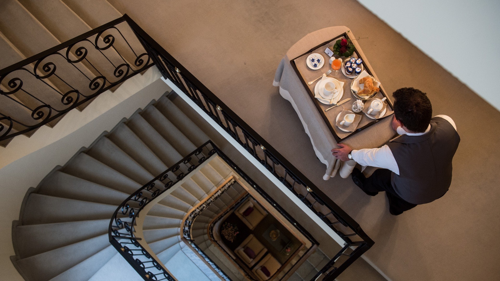 Ristoranti e bar pieni, ma manca il personale