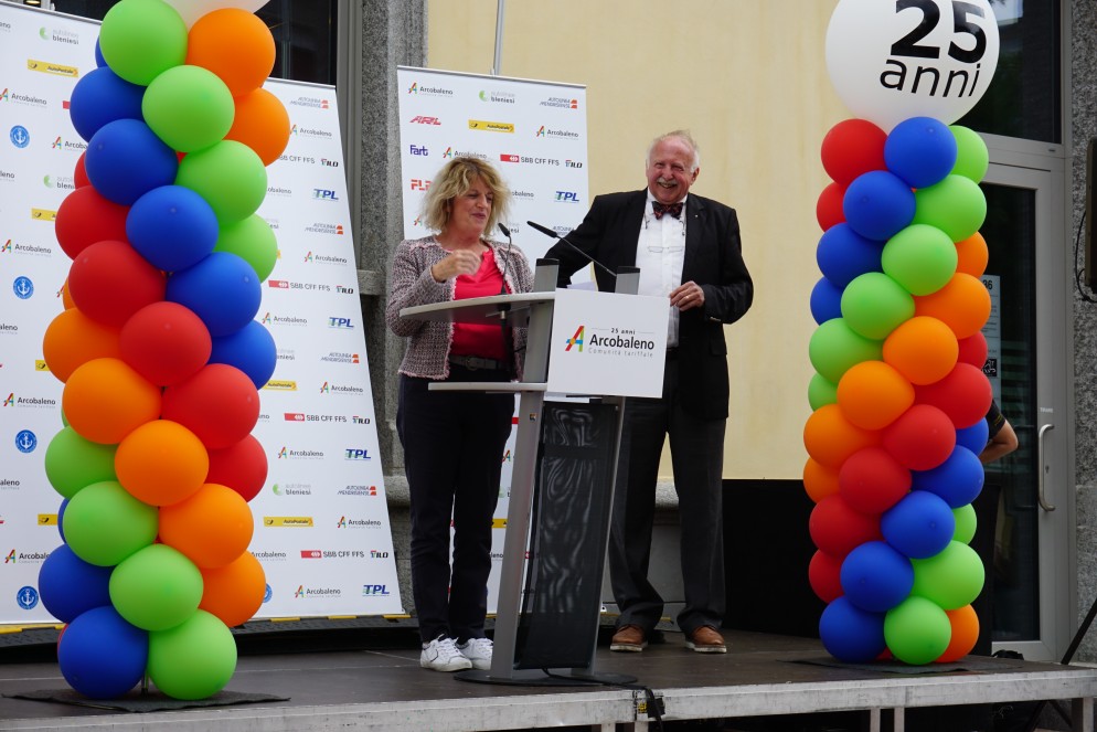 Walter Finkbohner, uno dei padri di Arcobaleno, con Roberta Cattaneo, presidente della Commissione della gestione della stessa Comunità tariffale.