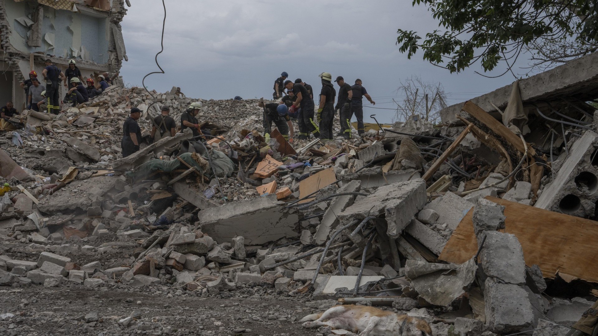 Missili su un palazzo, strage di civili nel Donetsk – Segui il live