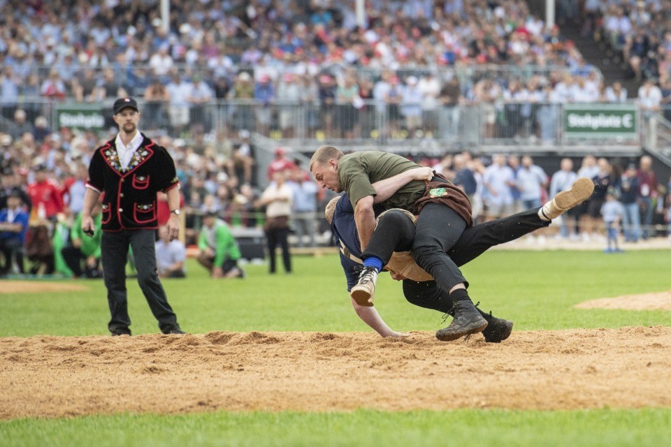 È iniziata la Festa federale di lotta svizzera e dei giochi alpestri