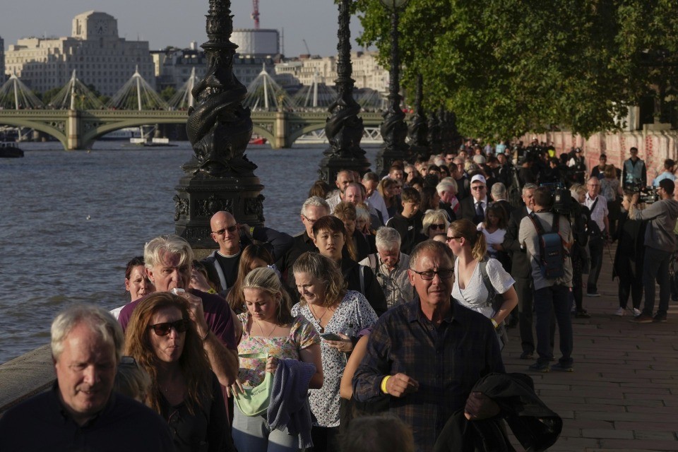 GB: Londra si ferma e abbraccia la sua regina - Vimarsana News