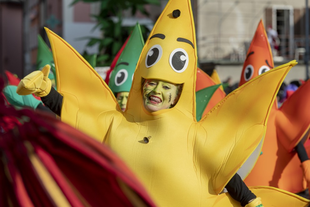 Su la maschera, finalmente