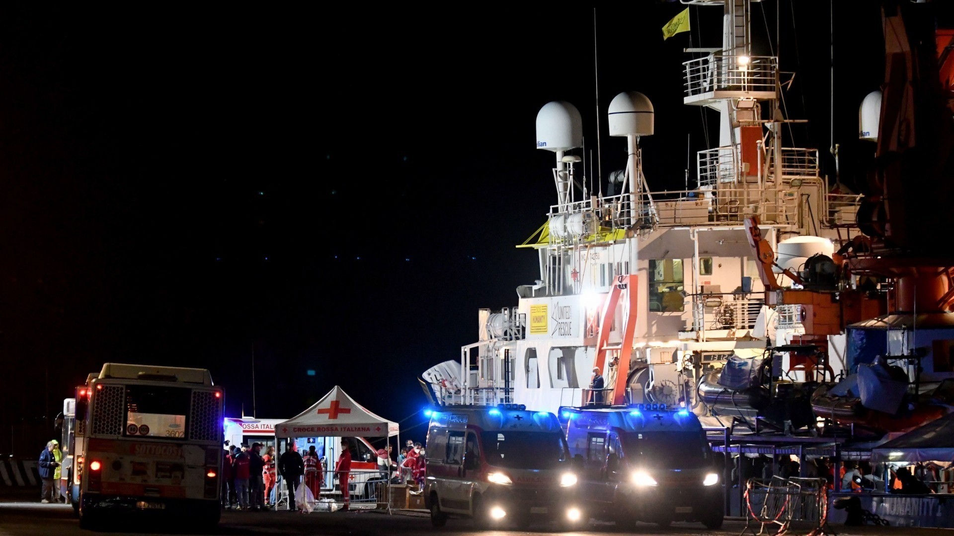 Il braccio di ferro sui migranti bloccati a Catania