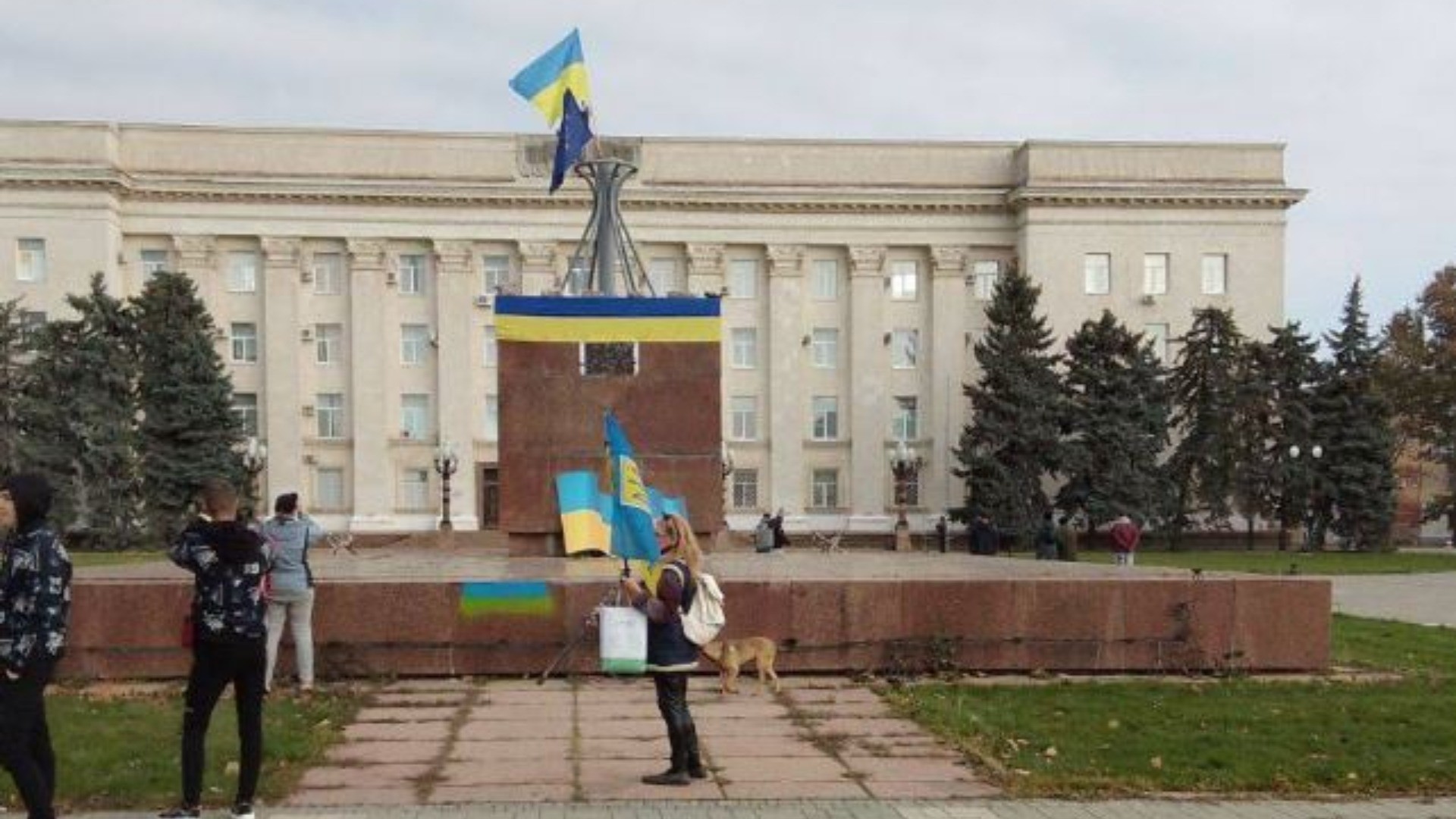 La bandiera ucraina sventola nel centro di Kherson