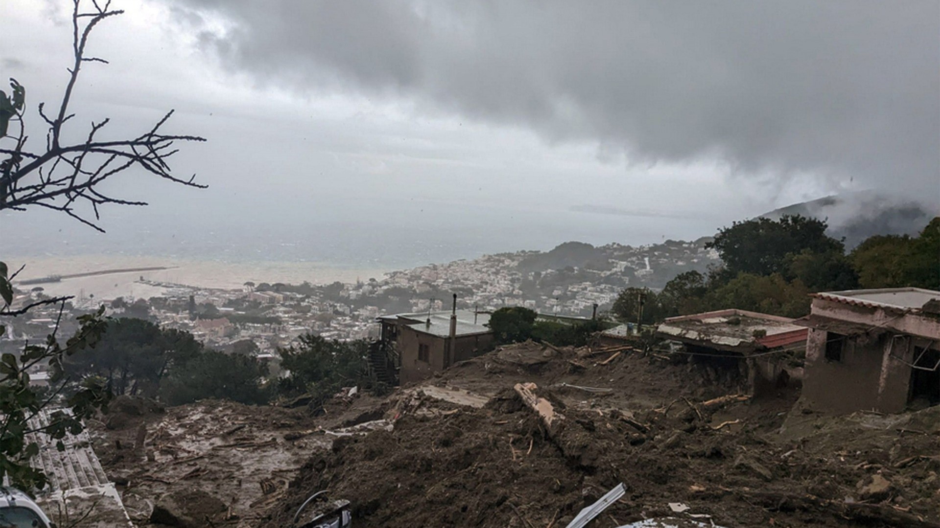 Frana a Ischia, al momento si conta una vittima