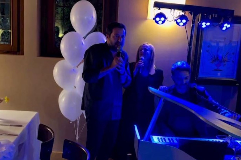 Il karaoke di Meloni e Salvini «Che vergogna»
