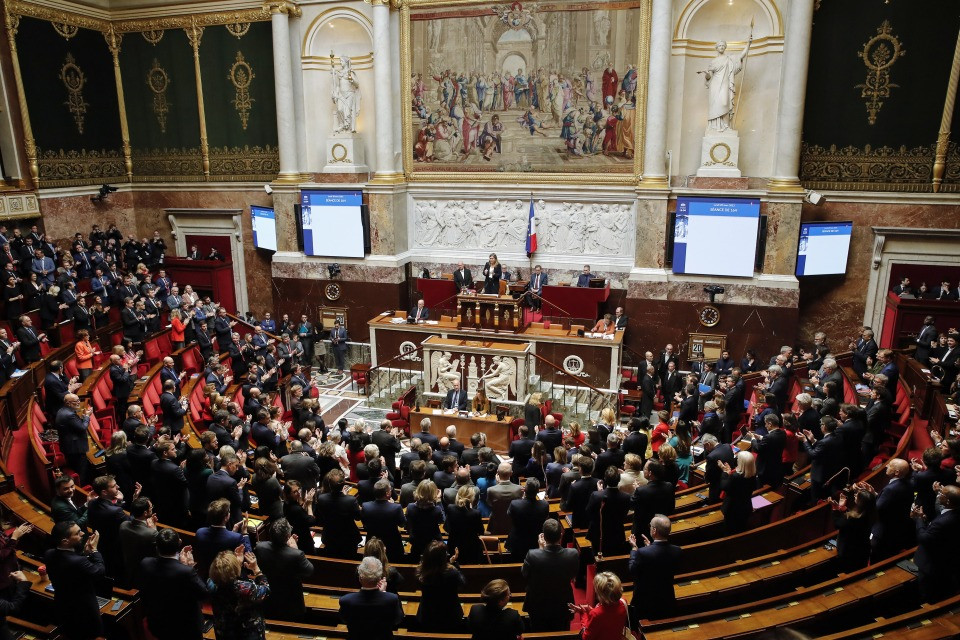 Francia non passa la mozione di sfiducia al governo
