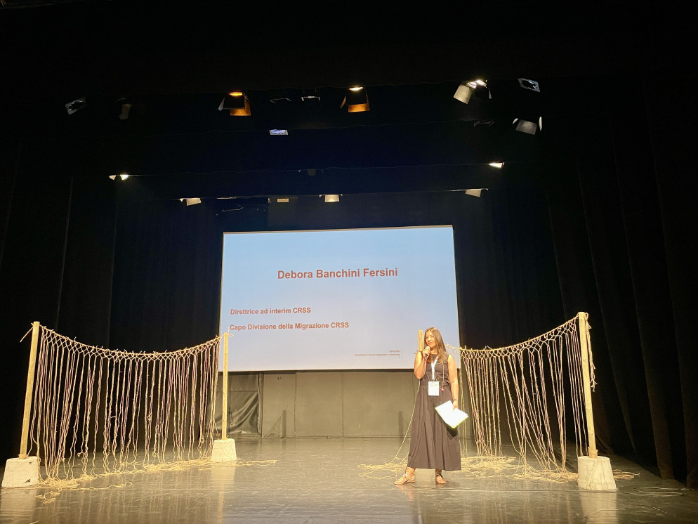 Debora Banchini-Fersini, capo divisione della migrazione della CRSS e direttrice generale ad interim, con alle spalle l'opera artistica di Stefania Bertini. CdT