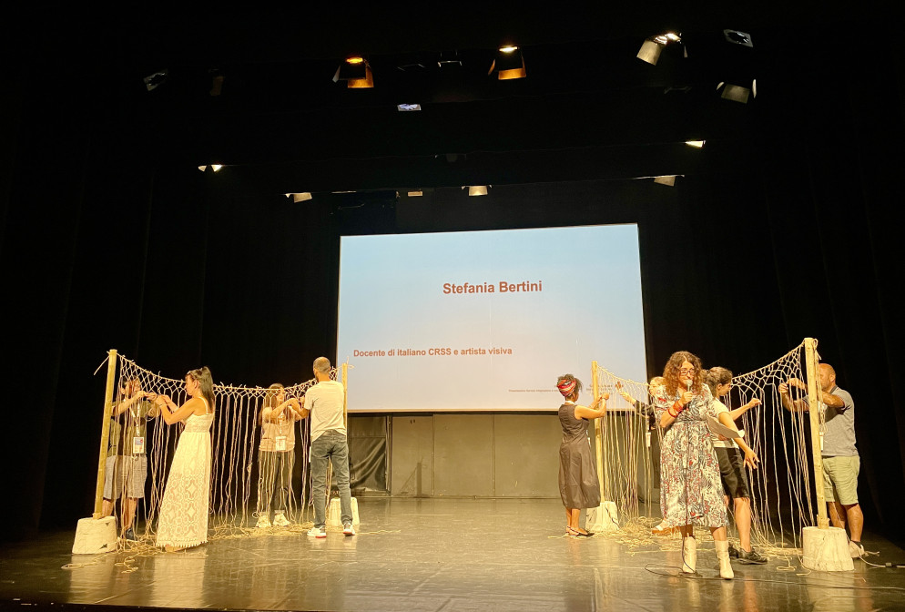 Insieme si tesse la rete della società: l'opera artistica di Stefania Bertini. CdT