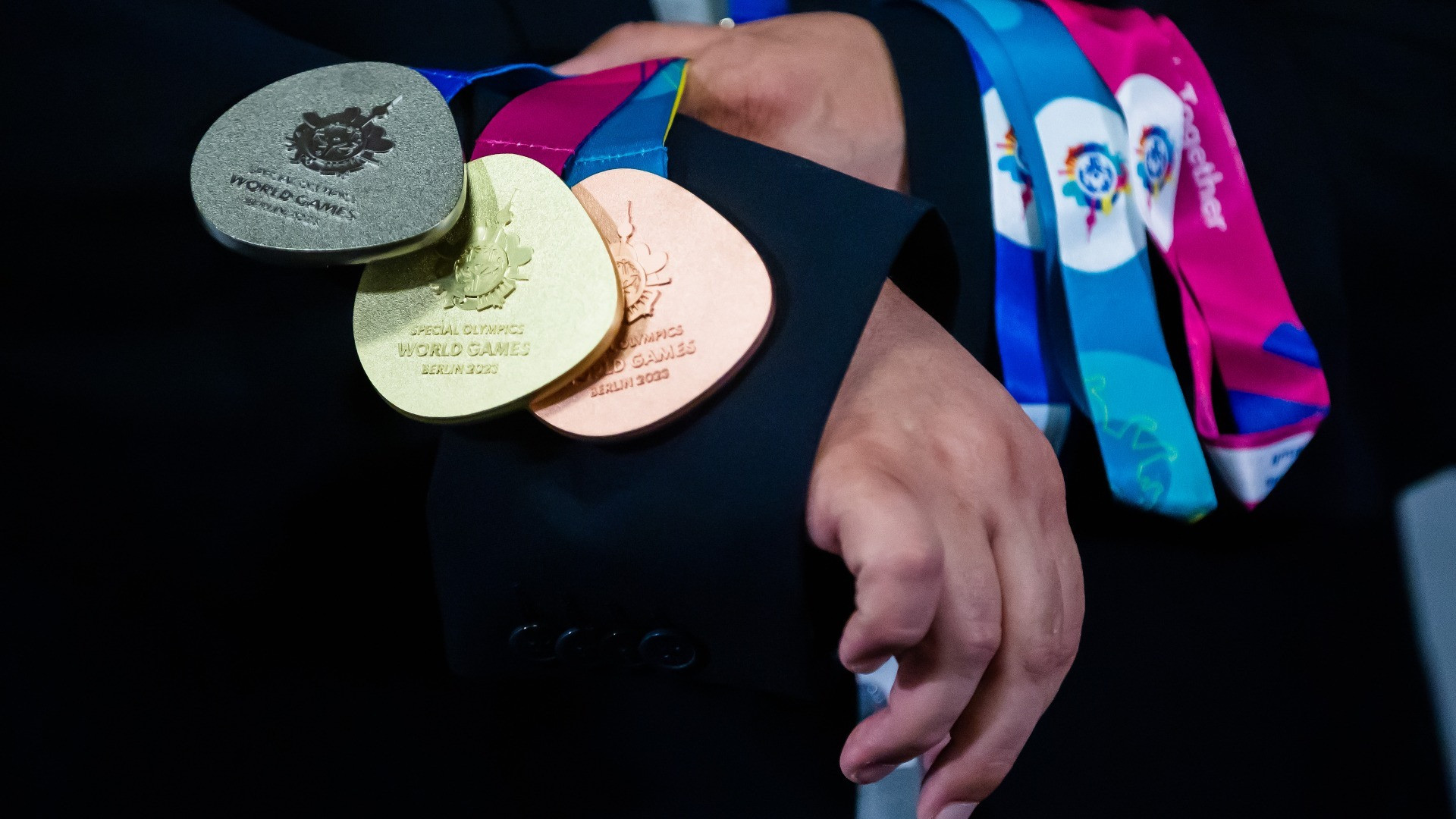 La festa e le medaglie degli atleti rossoblù