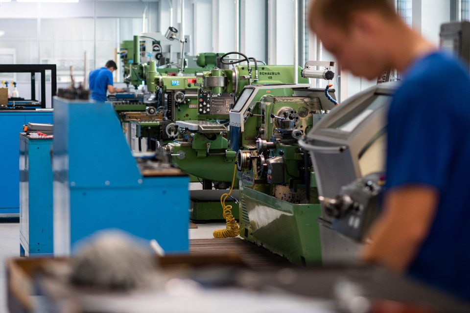 Bottiglie Con Fase Mobile Per Cromatografia Liquida Ad Alte Prestazioni Sistema Hplc La Separazione Dei Composti Organici Image193882386 - Foto 11