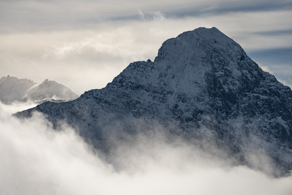 Eiger due dispersi dopo il distacco del ghiaccio sul fianco est