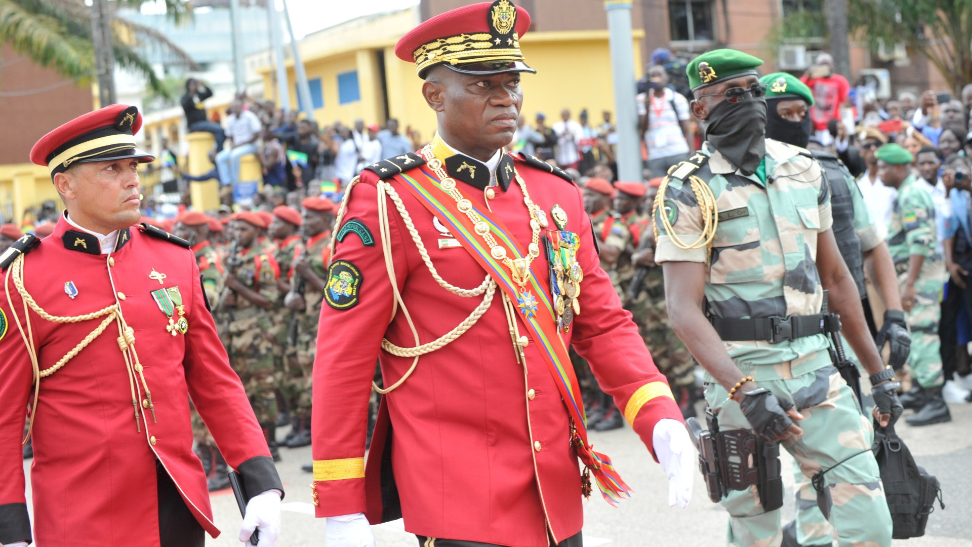 Gabon, il generale golpista promette libere elezioni