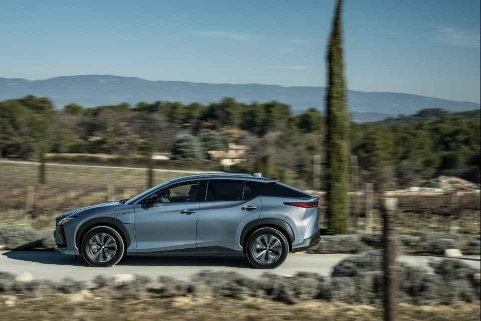 Lexus RZ450 e: perfetta per il tragitto casa-lavoro
