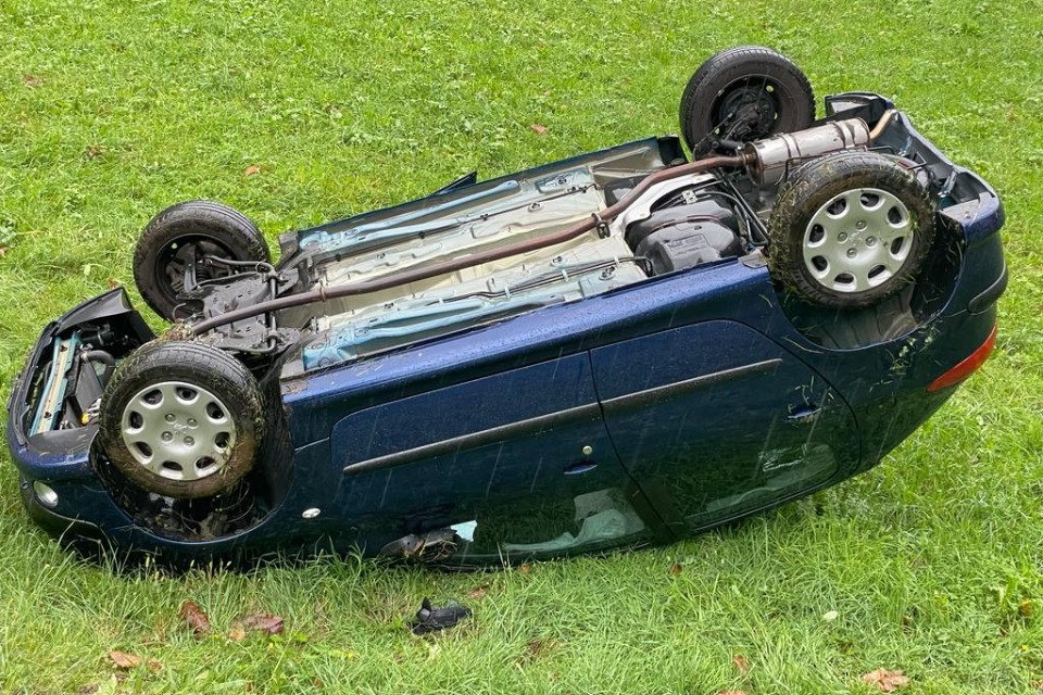 Corzoneso esce di strada e finisce cappottata in un prato