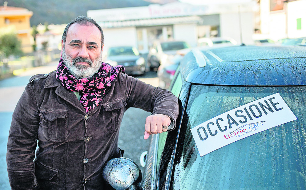Al Shweiki davanti al suo negozio di auto usate a Cadenazzo (foto Putzu)