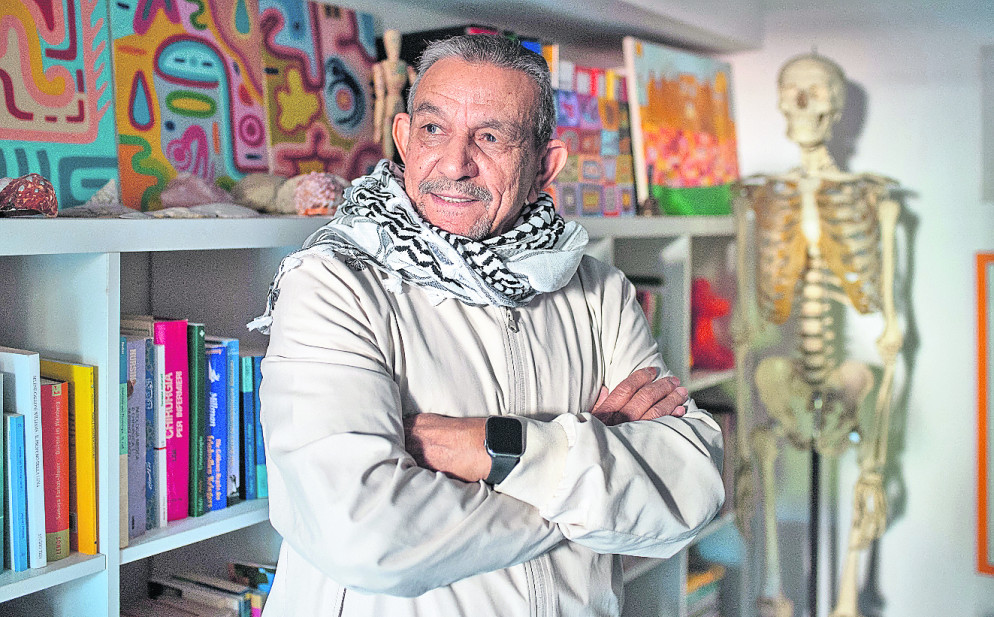 Desoki nel suo studio a Quartino (foto Putzu)