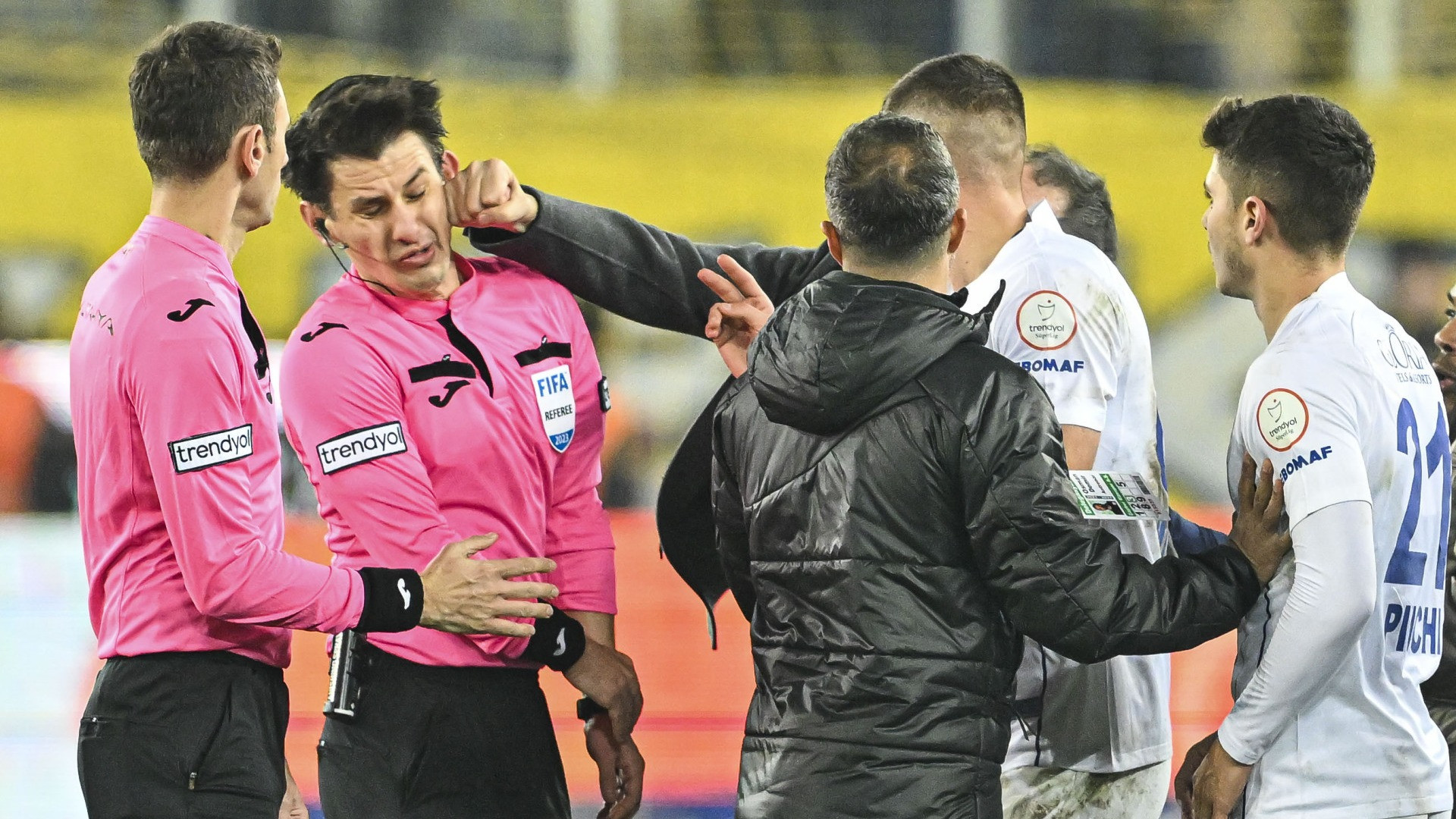 Un pugno all'arbitro e uno allo stomaco del calcio turco