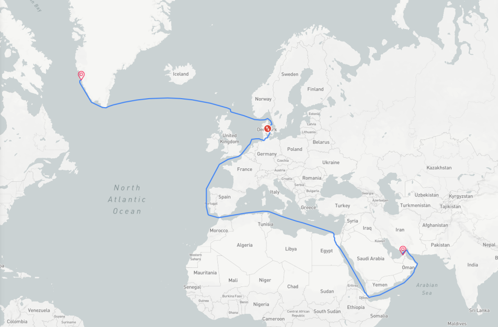 Un'ipotetica rotta seguita dalle navi che trasportano il ghiaccio groenlandese. Nota: la rotta visualizzata non si basa su dati effettivi, ma è costruita con l'applicazione SeaRoutes.com, che calcola le vie più efficienti in termini di tempo e carburante