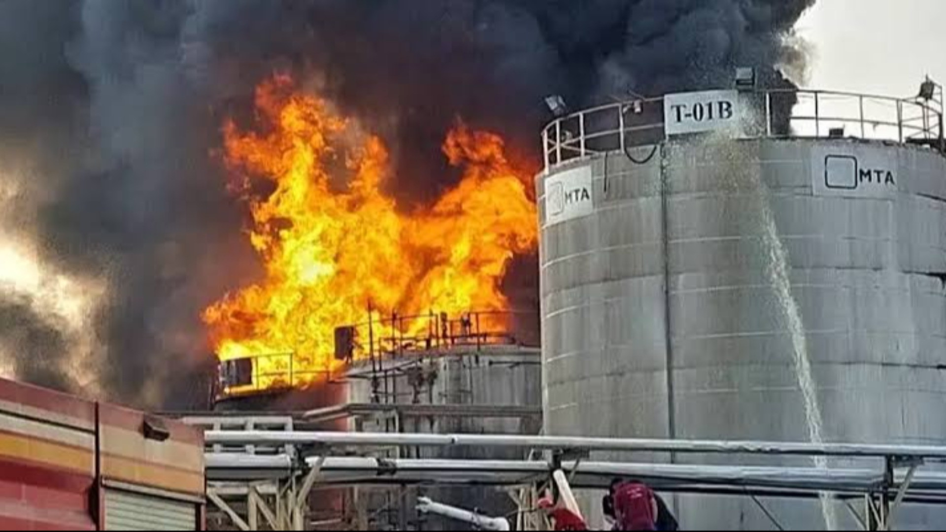Пожар на нпз в тюмени. Пожар на нпз. Что случилось на нпз в омске. Пожары на производственных объектах. Пожар на нефтезаводе омск.