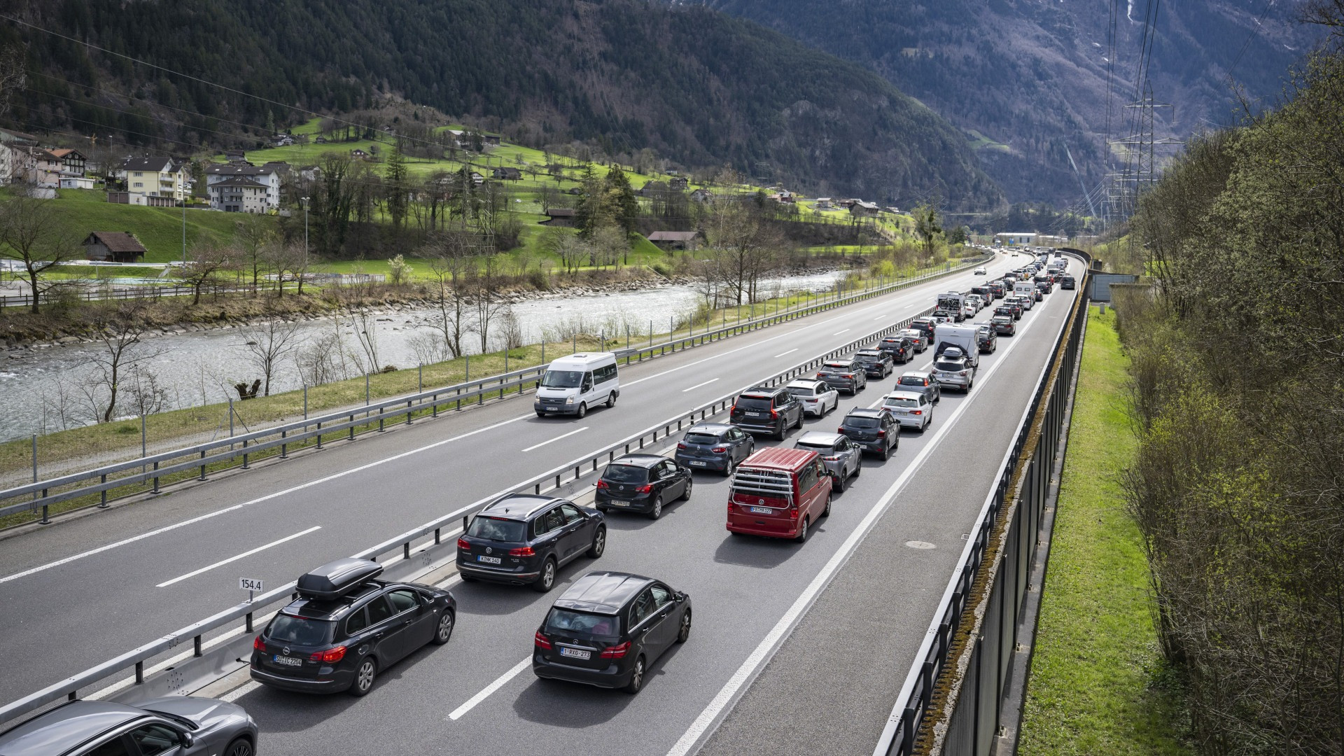 Tutti in coda alla ricerca del sole: 15 chilometri al San Gottardo