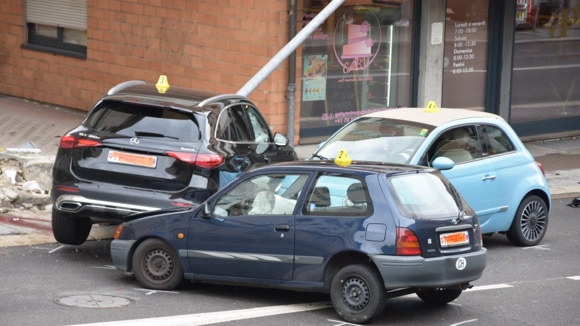 Via Besso, gravi ferite per una 21.enne