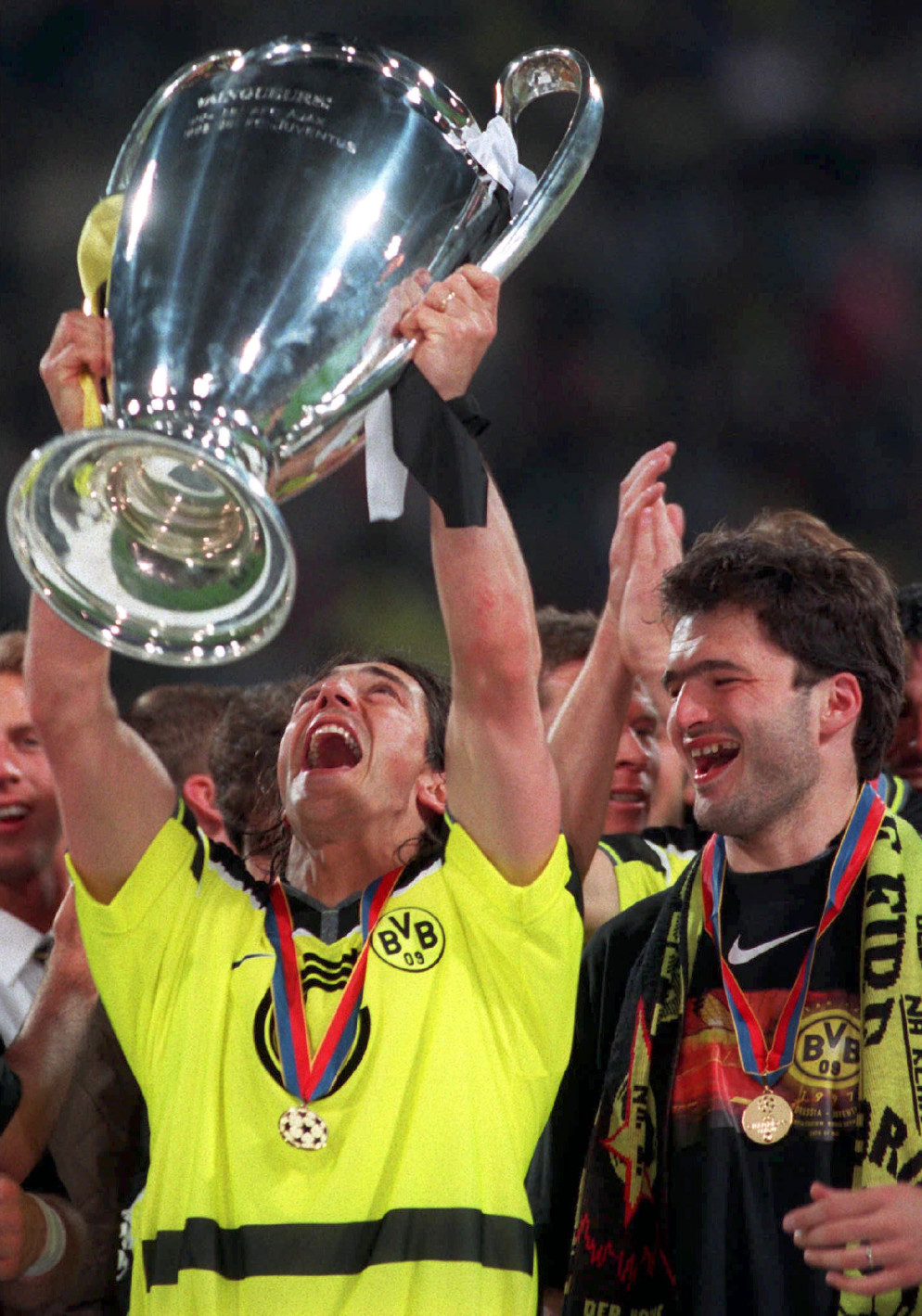 La gioia per la Champions sollevata nel 1997. © EPA/ACHIM SCHEIDEMANN