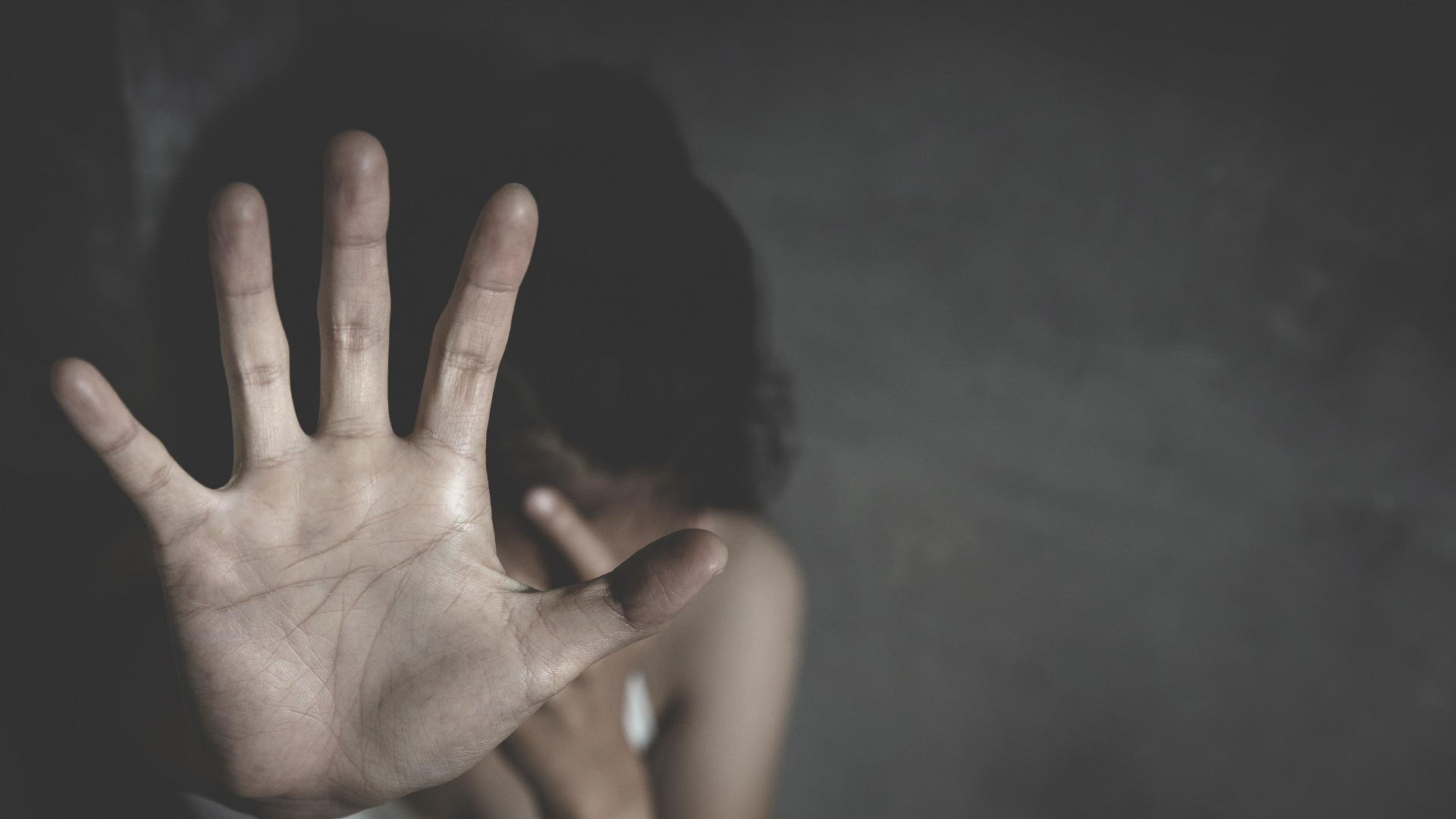 Abusi su minore: al via il processo