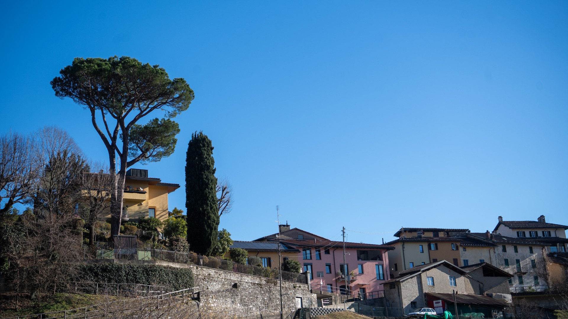 I nuovi equilibri politici lo salvano dall’abbattimento