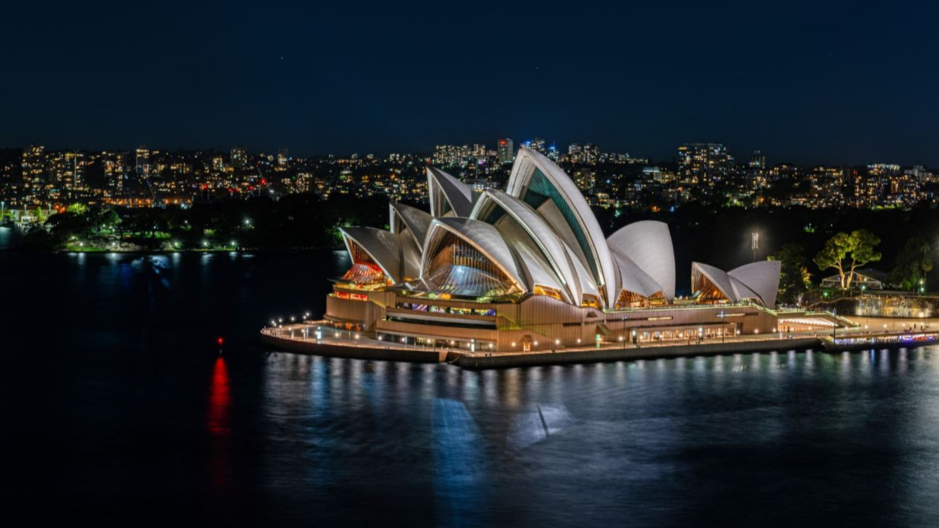 La regina Elisabetta inaugura la «Sydney Opera House»