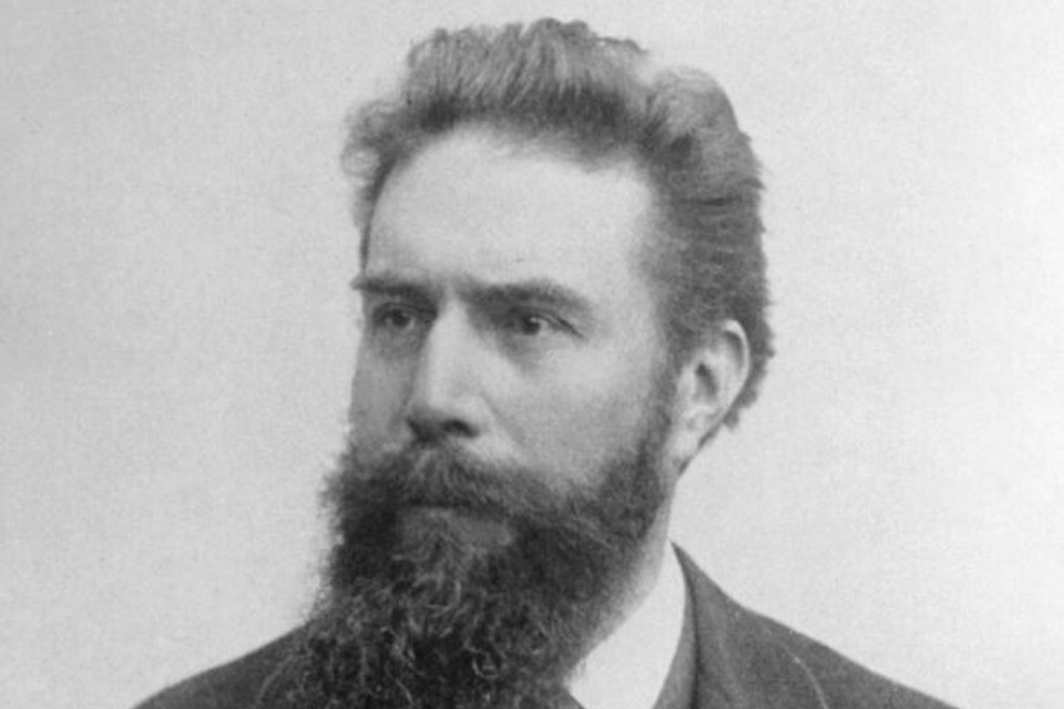 Il fisico tedesco Röntgen scopre casualmente i raggi X