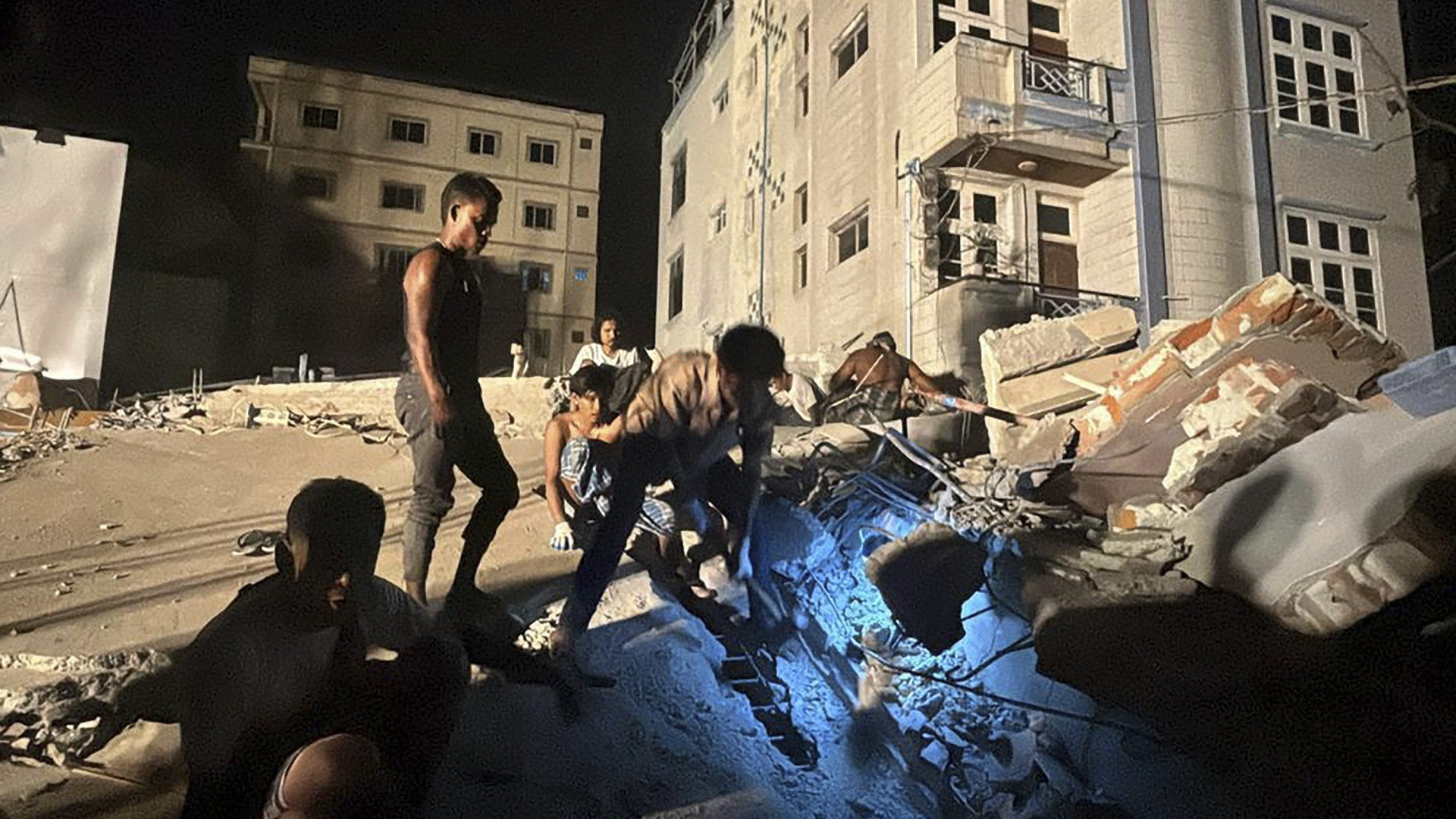 Terremoto in Myanmar: oltre 1.600 morti, tregua di due settimane per gli aiuti