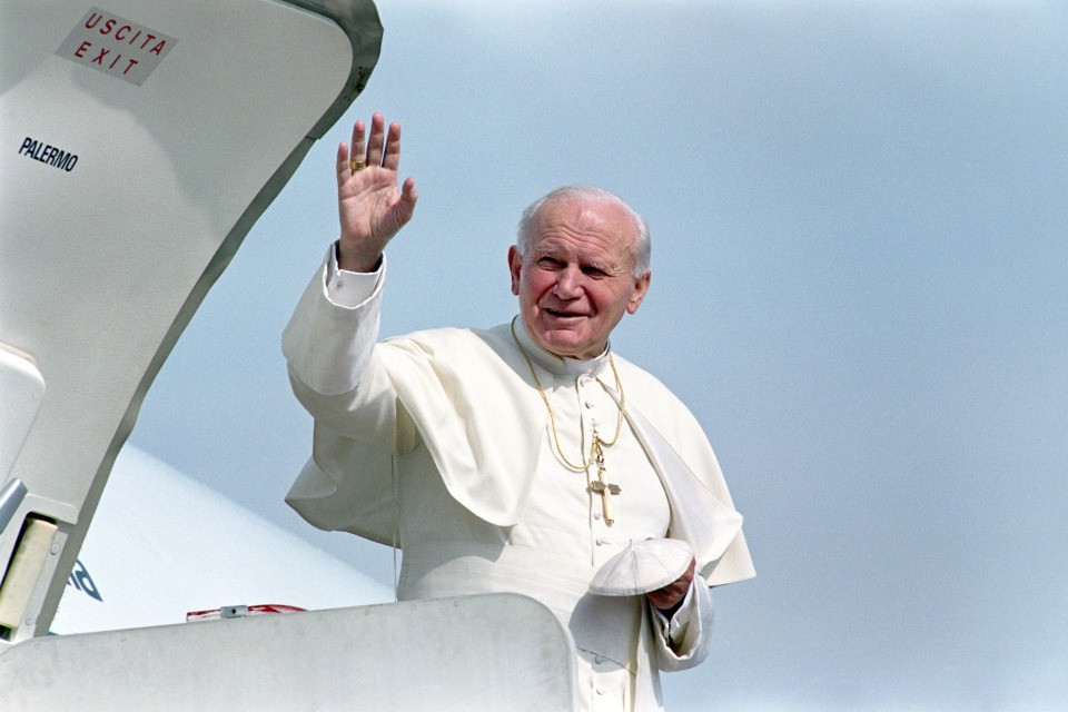 Il mondo ricorda papa Wojtyla e «il suo instancabile servizio per la pace»