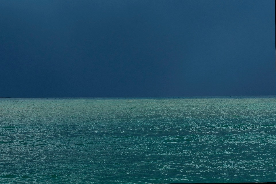 Soccorre bambino nel mare mosso, poi muore