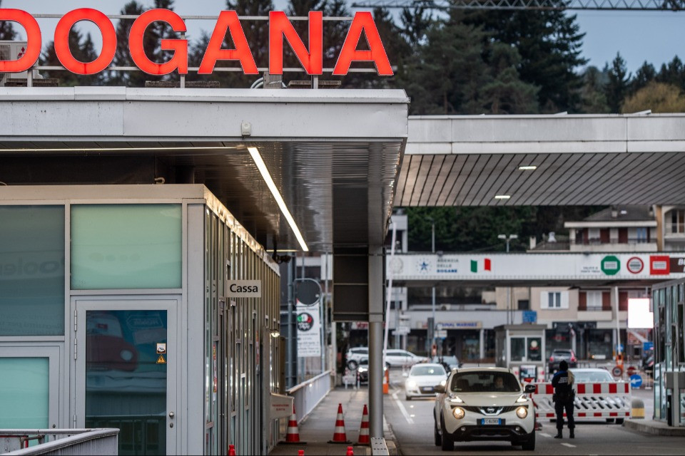 Dal Ticino a quella casa di Lavena Ponte Tresa per comprare la droga
