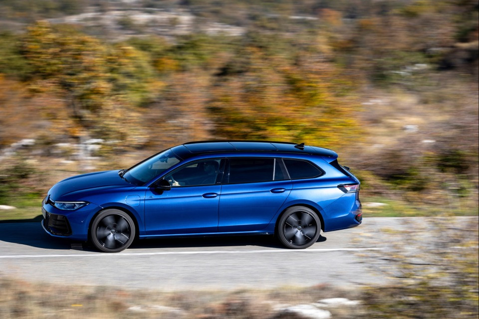 VW Passat e-Hybrid: ricarica veloce e grande autonomia