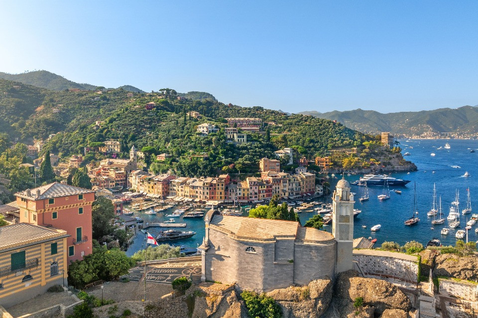 Portofino vieta il costume in piazza e il torso nudo: nuove regole anti-turismo selvaggio