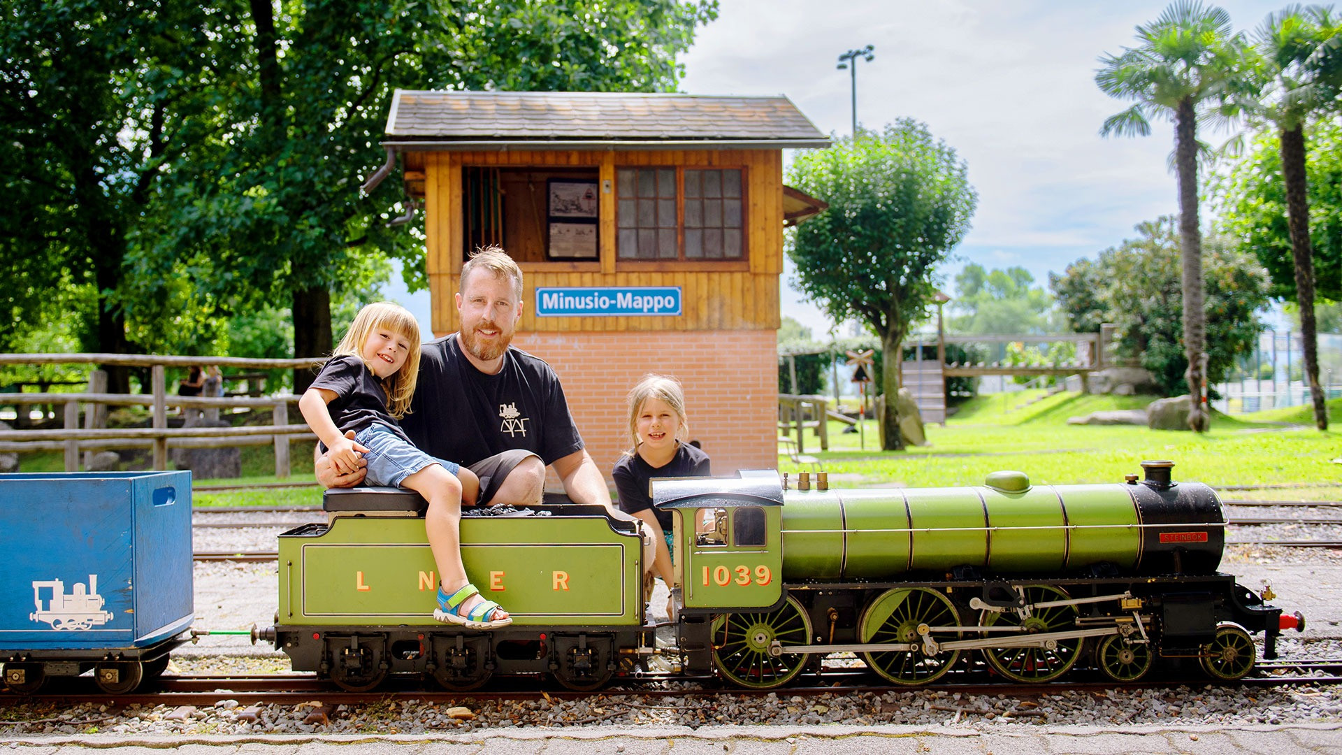La famiglia di miniferrovieri sfoggia la «Verdina» a vapore