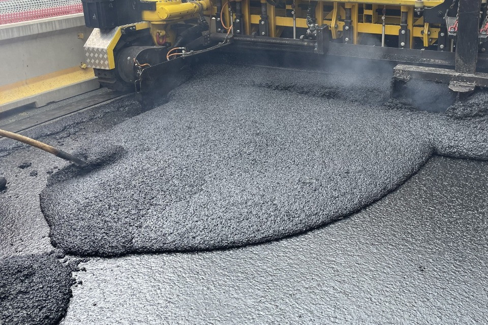 Mesocco: un operaio rimane ustionato mentre posava asfalto liquido