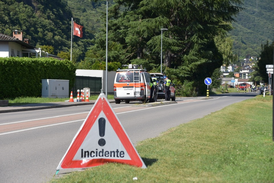 Scontro fra due scooter a Castione: due feriti, uno è in pericolo di morte