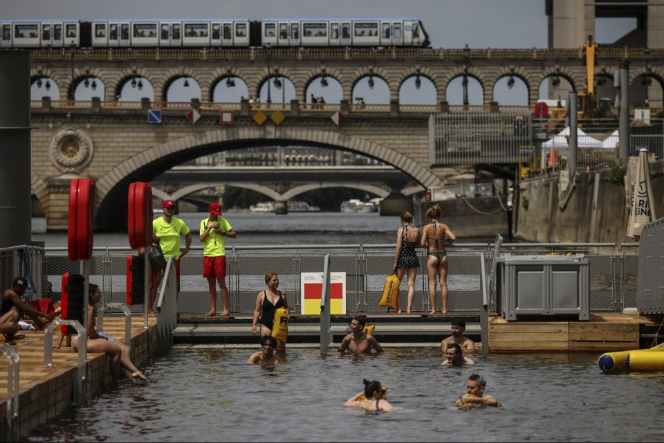 Oltre 50 mila persone hanno fatto il bagno nella Senna a Parigi