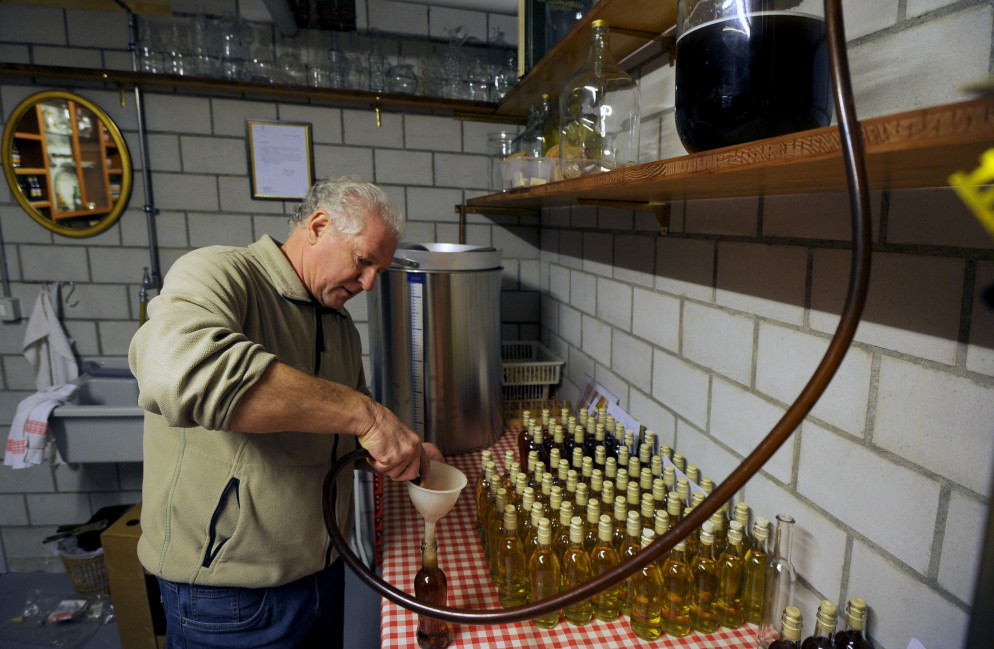 Elio Moro nella sua distilleria domestica (Tipress)