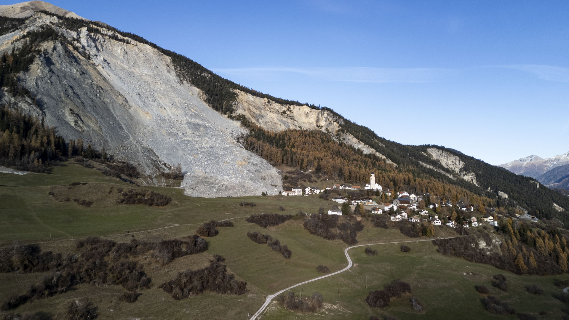 La frana sopra Brienz accelera, ci si prepara alla fase blu