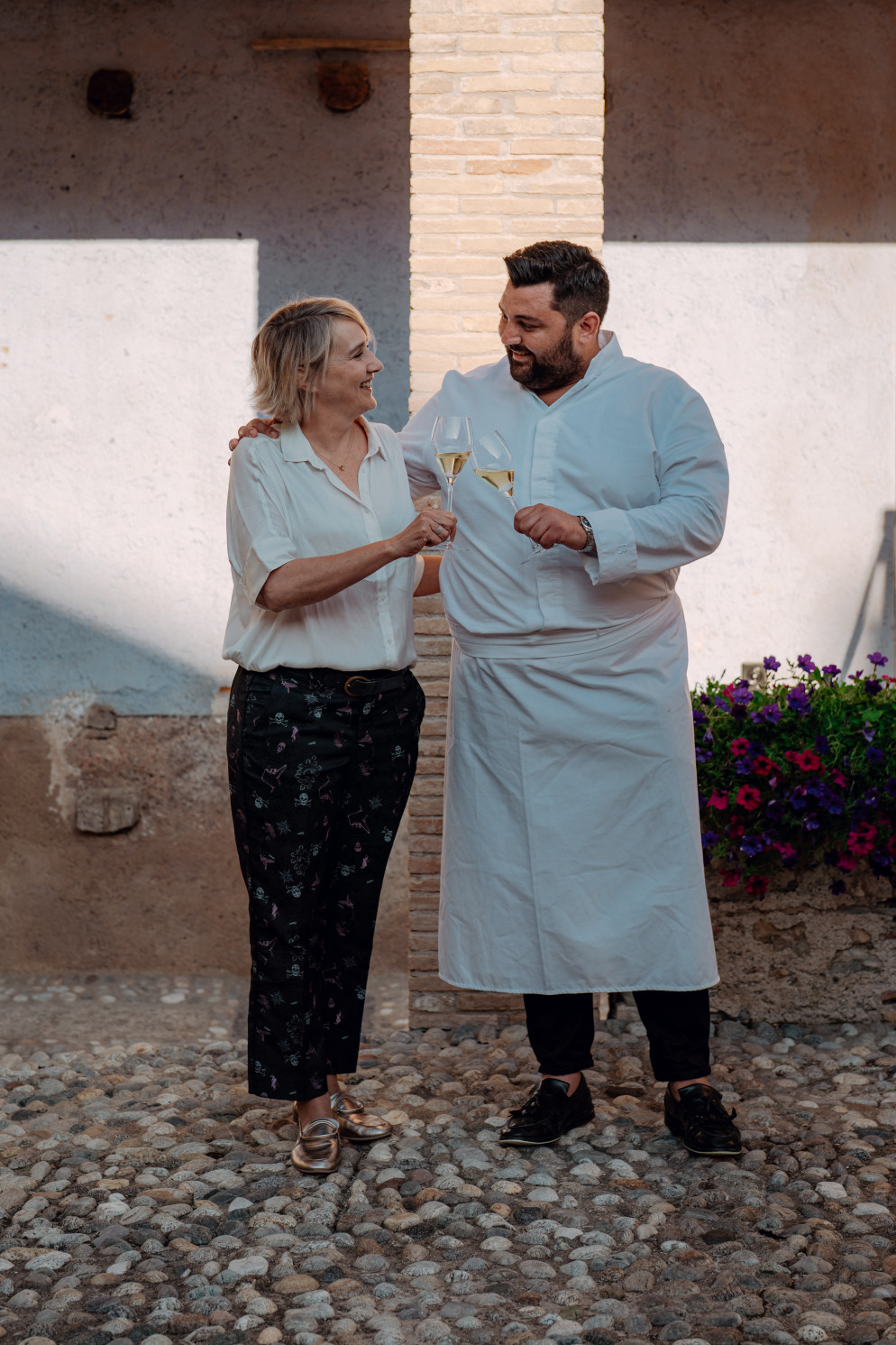 Julie Cavil brinda assieme a Federico Palladino