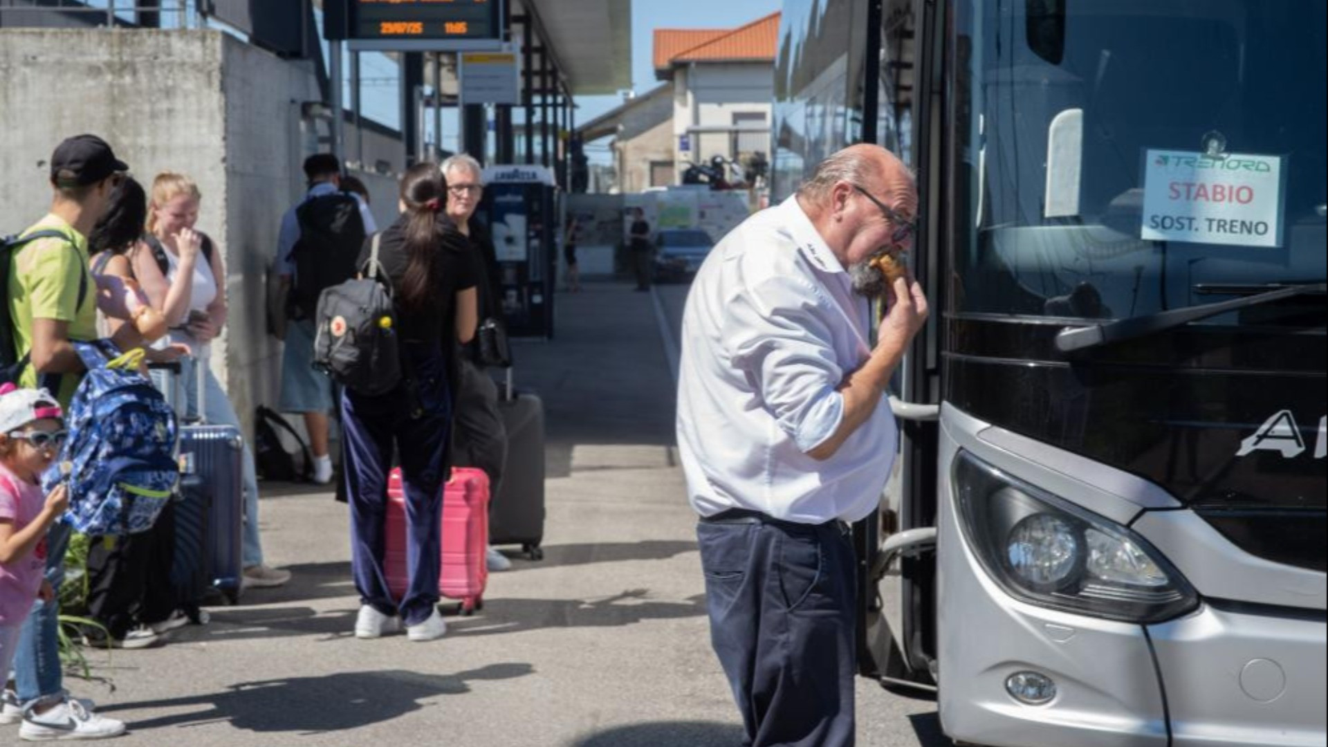 Ritardi, brioche e qualche broncio: la «carovana» per Malpensa