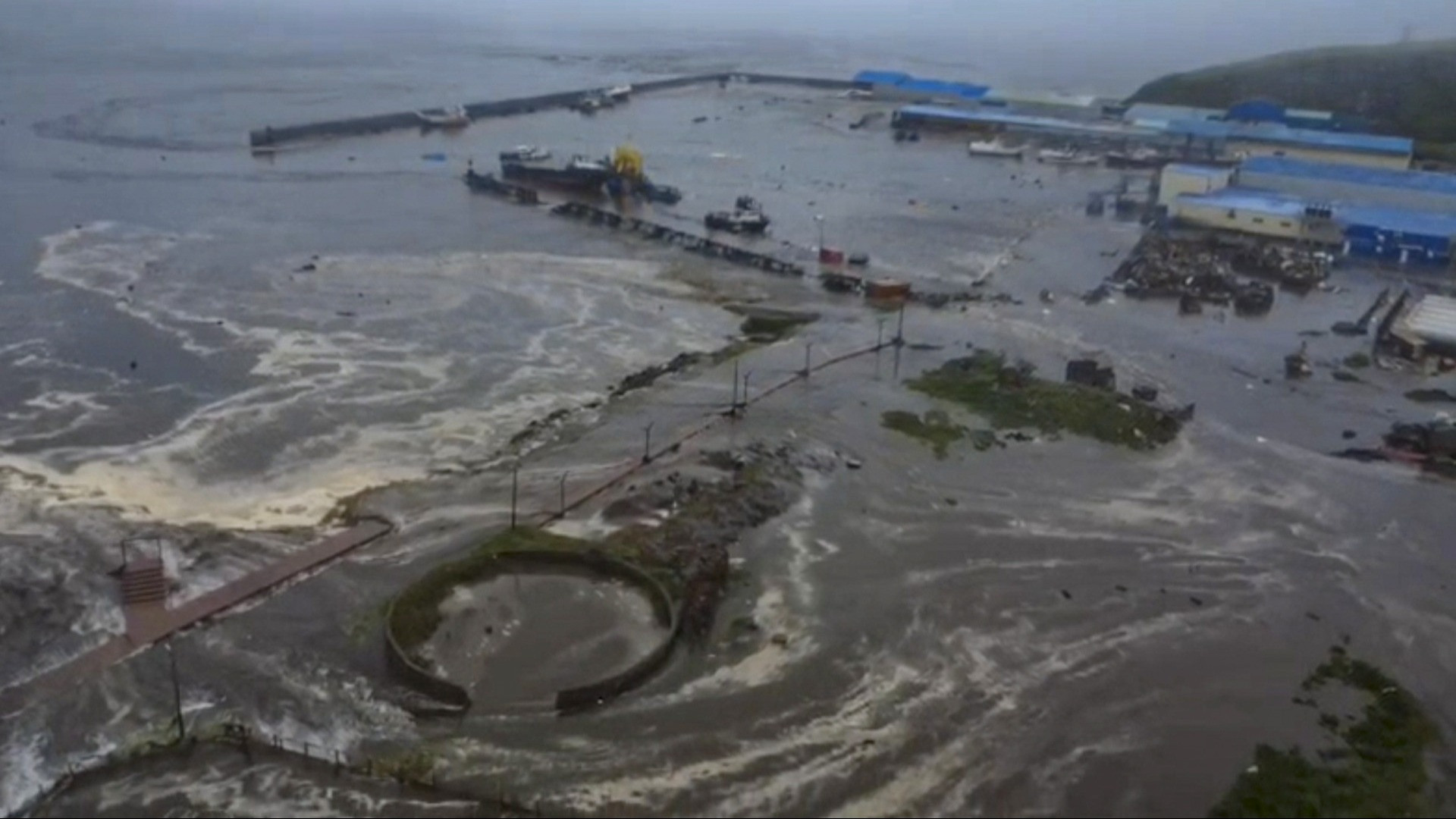 L'allerta rimane, ma lo tsunami si sgonfia