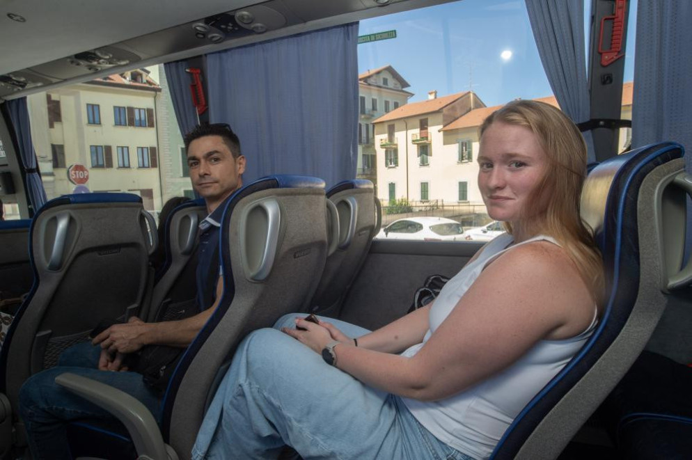 Nuno e Claire sul bus per Malpensa. © Tipress
