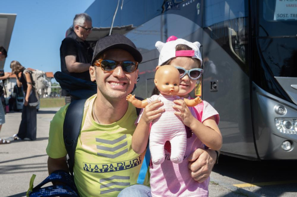 Francesco con la piccola Sofia, pronti a partire. © Tipress