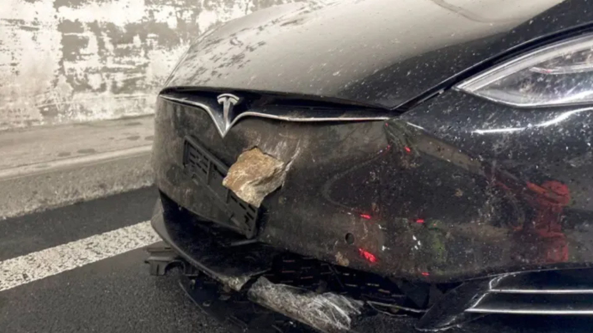 Si stacca un masso, 4 vetture danneggiata sull'autostrdada a Filzbach