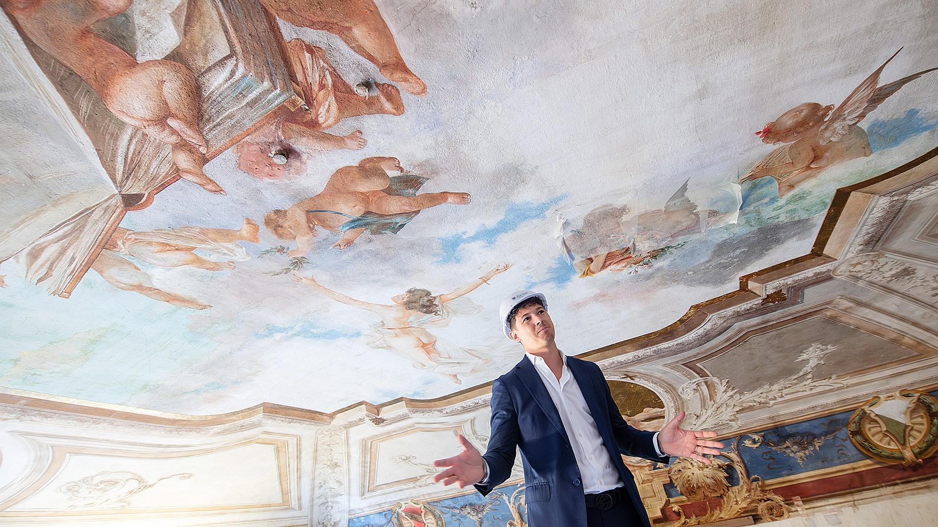 Grand Hotel, parte il restauro ai dipinti nel Salone delle feste